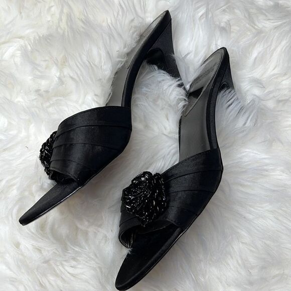 Mootsie Tootsie satin beaded peep toe 3.5 inch heels - Picture 5 of 8